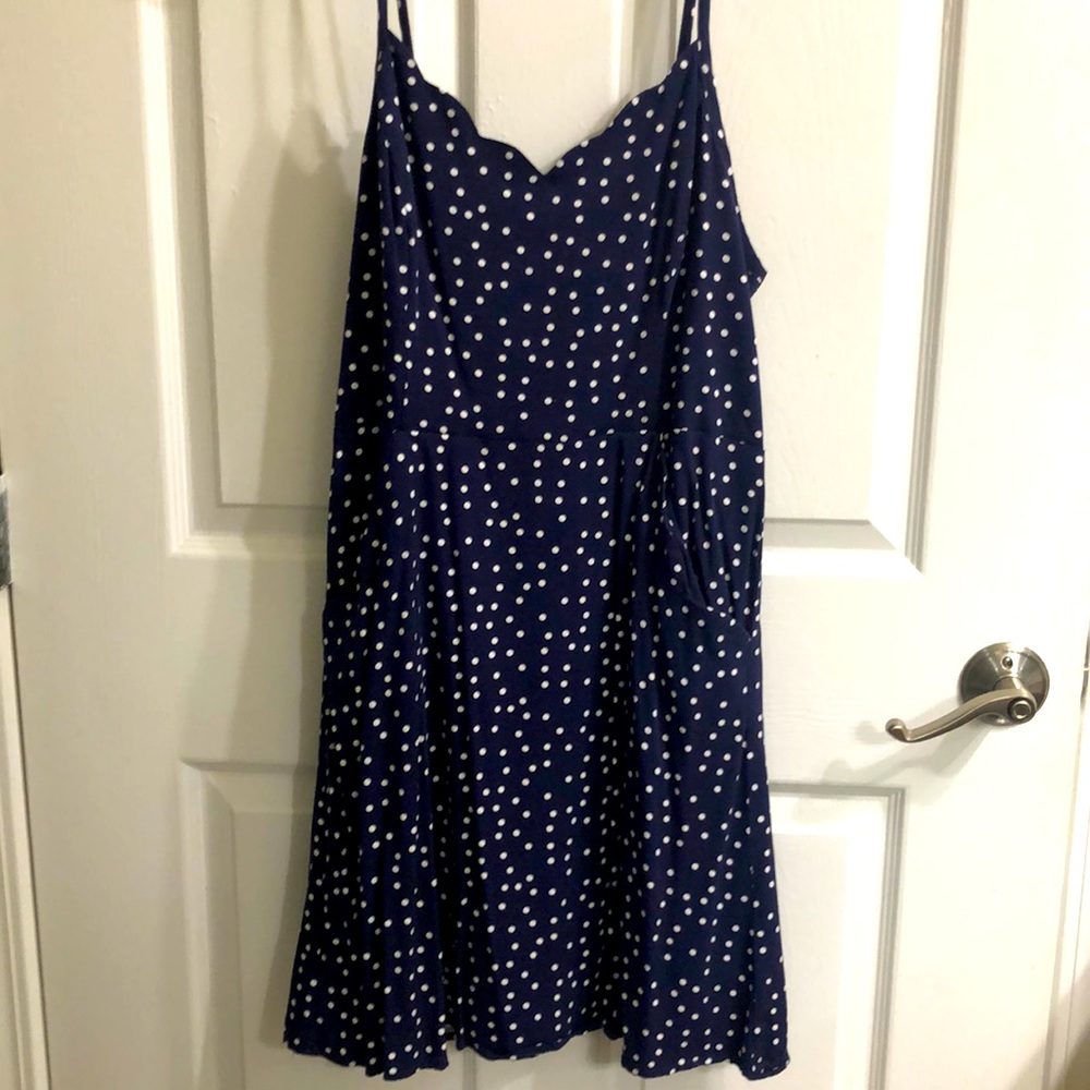 Fun polka dot summer dress. Size Large. Cute pockets w/ scalloped edges.